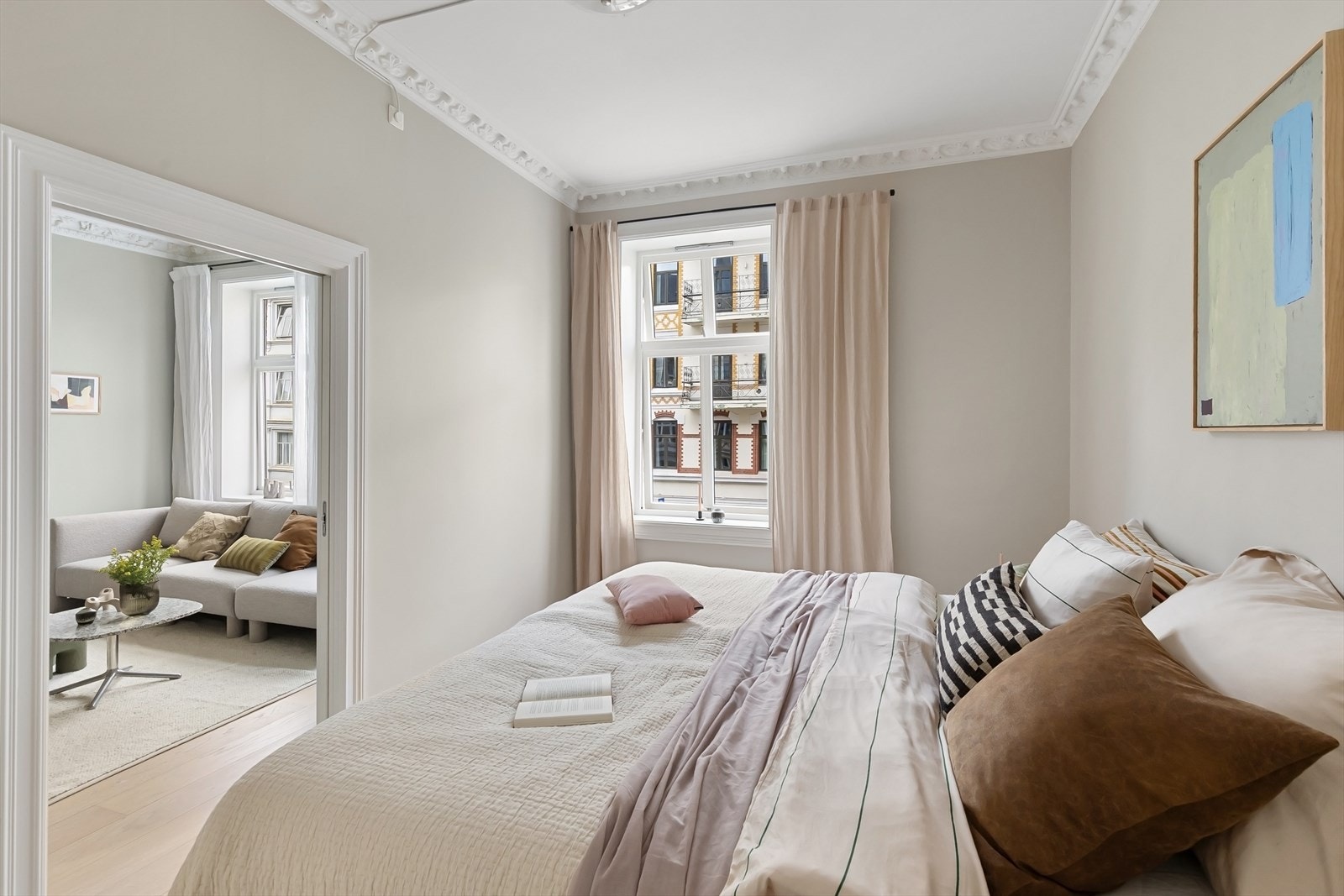 Lyst og luftig soverom med god plass til dobbeltseng og nattbord. Galleribilde