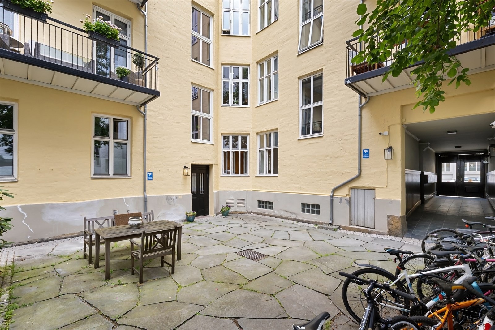Hyggelig bakgård med sittegrupper og sykkelparkering. Galleribilde