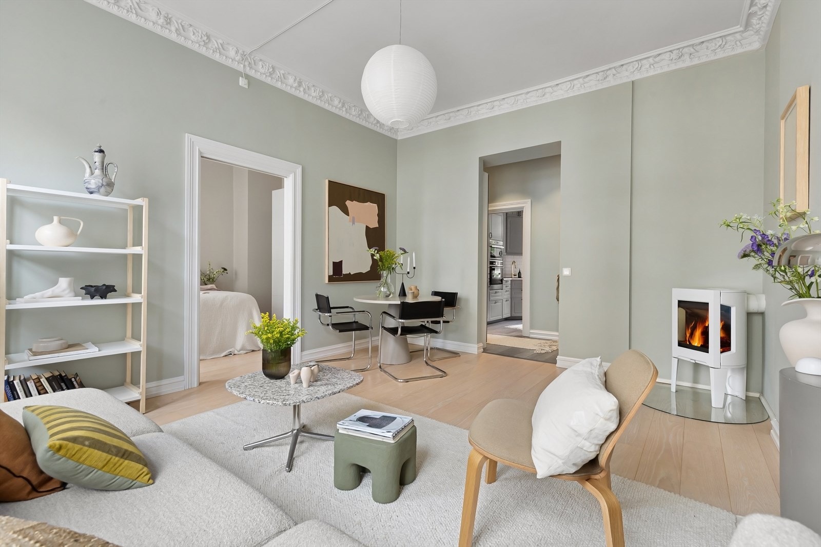 Leiligheten har naturlige møbleringssoner og en sjenerøs takhøyde på ca. 3.10 m. i stuen. Galleribilde