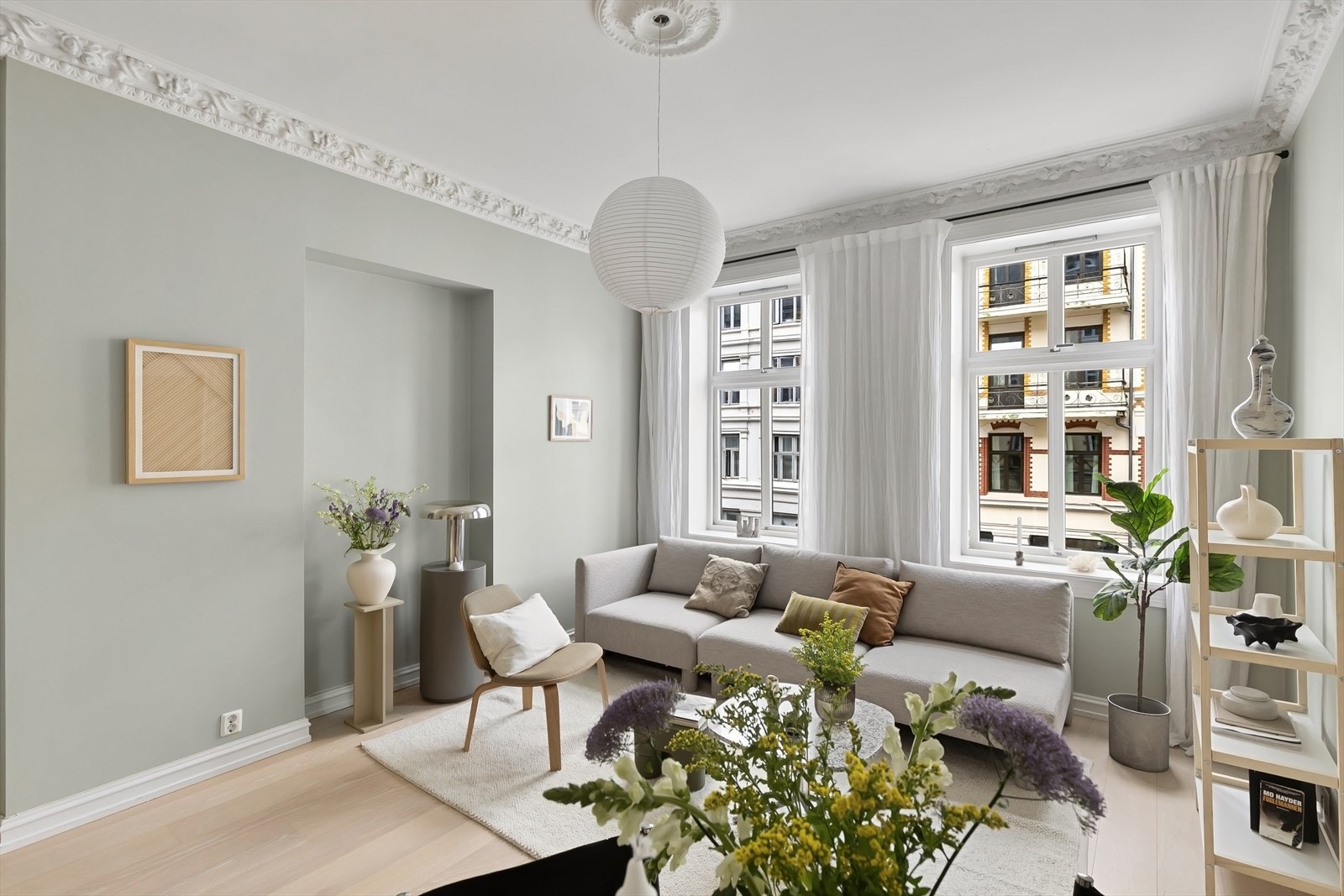 Leiligheten har store og flotte vindusflater som slipper inn godt med lys. Galleribilde