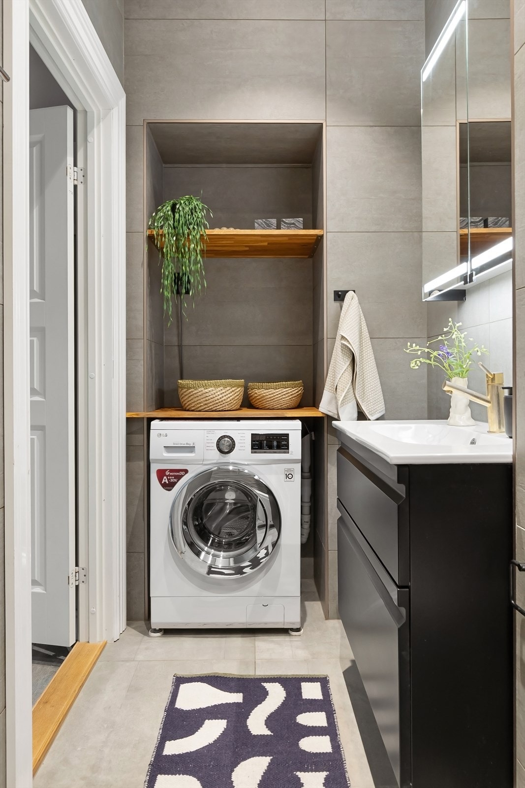 Nisjeløsning for vaskemaskin med oppbevaring. Galleribilde