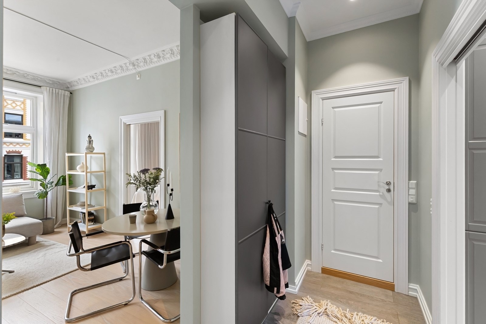 Leiligheten har en naturlig flyt fra entréen. Galleribilde