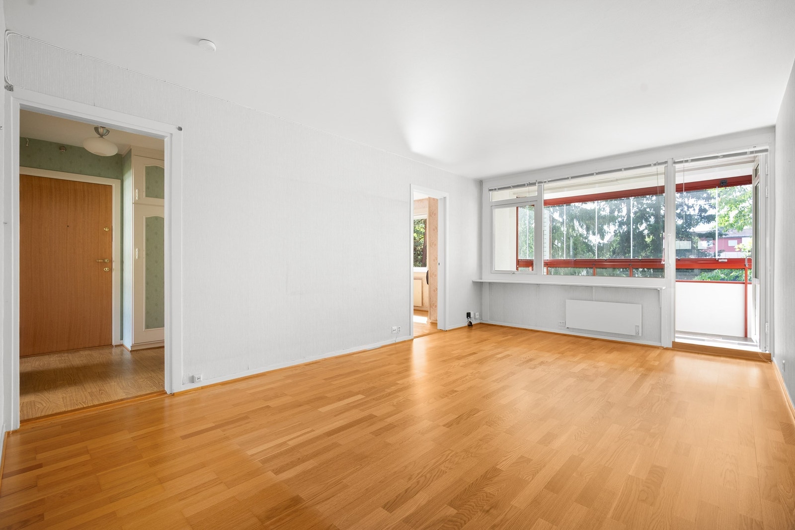 Leiligheten har en romslig stue som med de store vindusflatene, får en lys og luftig atmosfære. Galleribilde