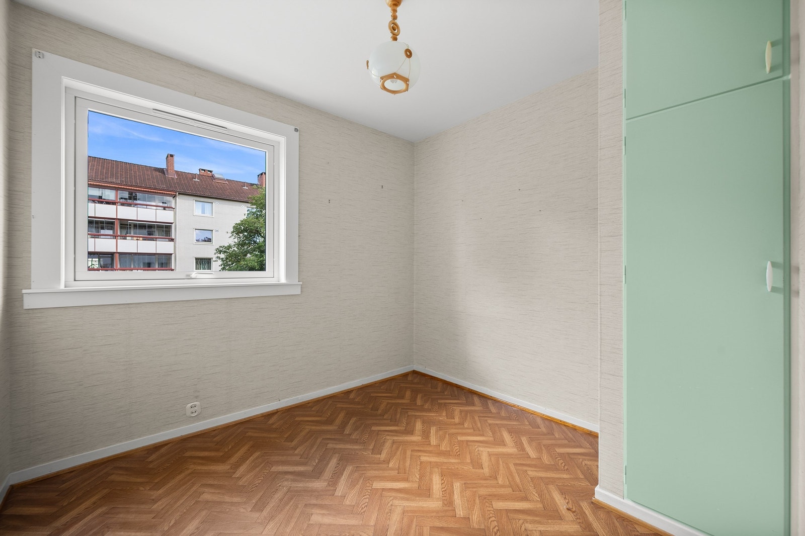 Leilighetens andre soverom er også av god størrelse og passer ypperlig som barnerom, gjesterom eller kontor. Galleribilde