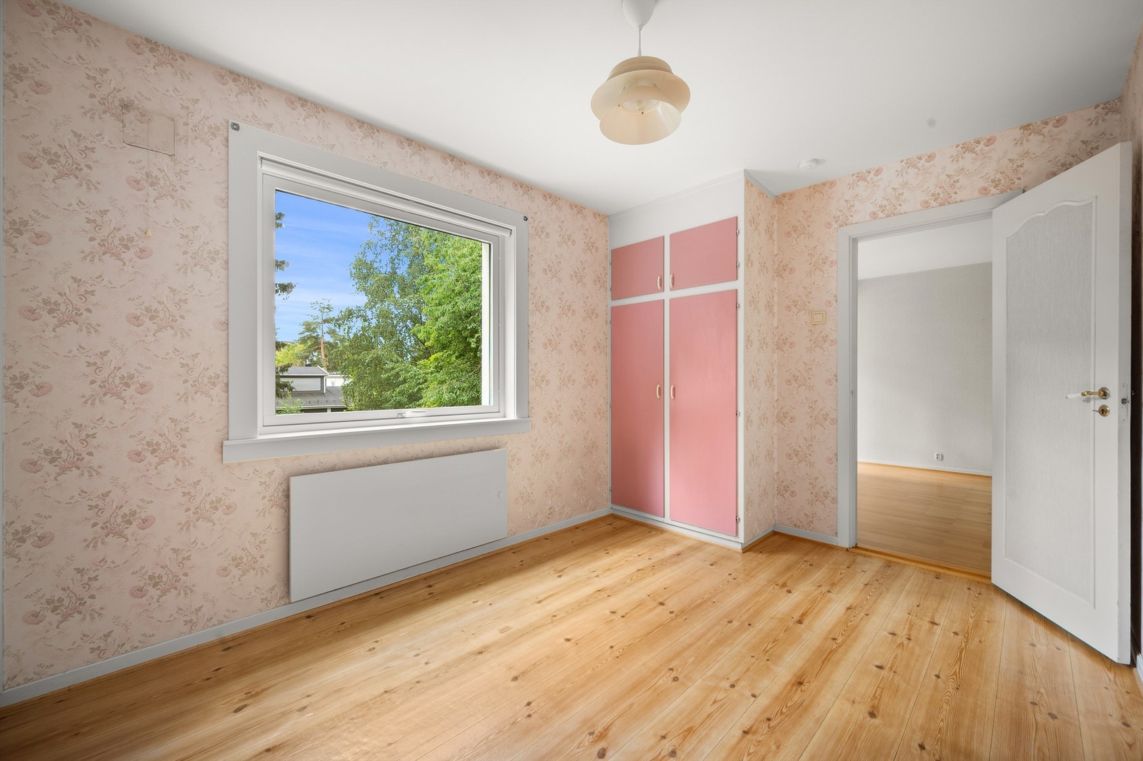 Det er god plass til oppbevaring i garderobeskap. Galleribilde