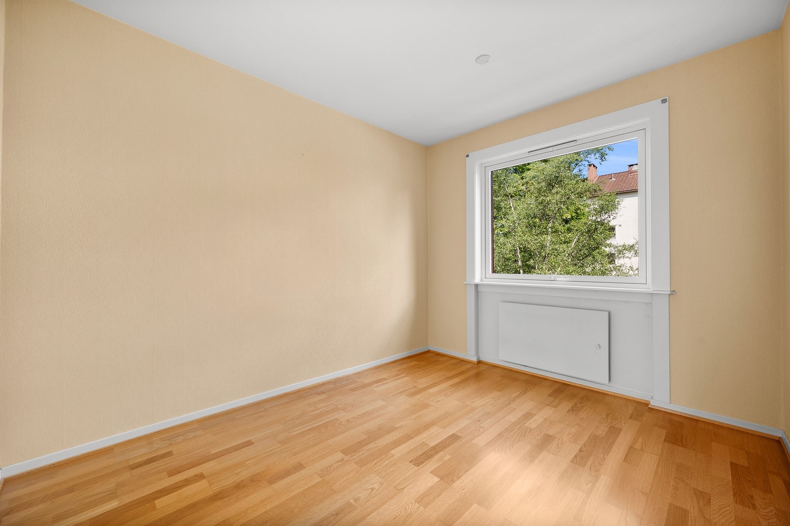 Romslig spisestue med utsyn mot borettslagets fellesområder. Galleribilde