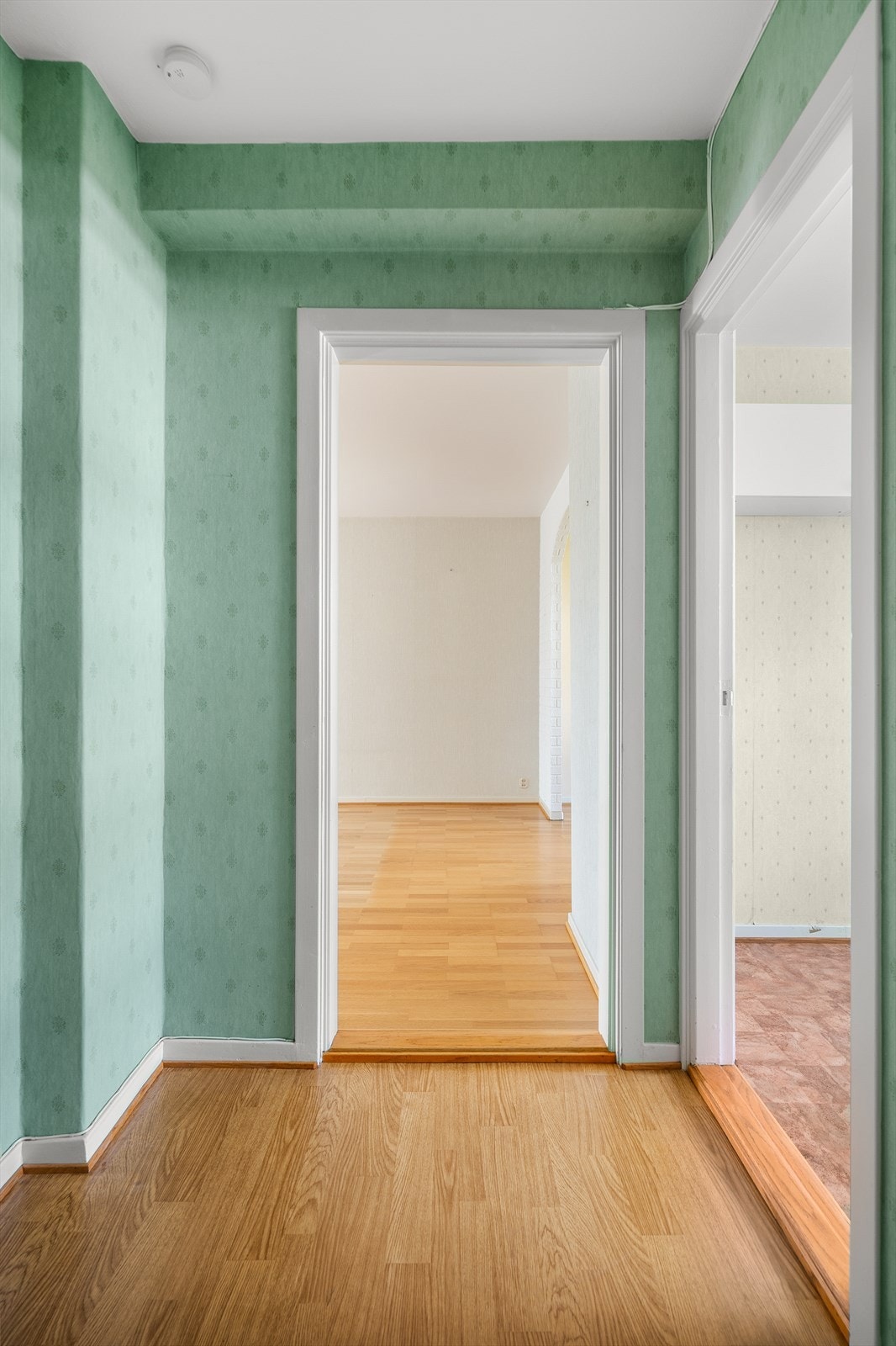 Her er det god plass for å henge fra seg yttertøyet og sette fra seg sko. Calling til ytterdør. Galleribilde