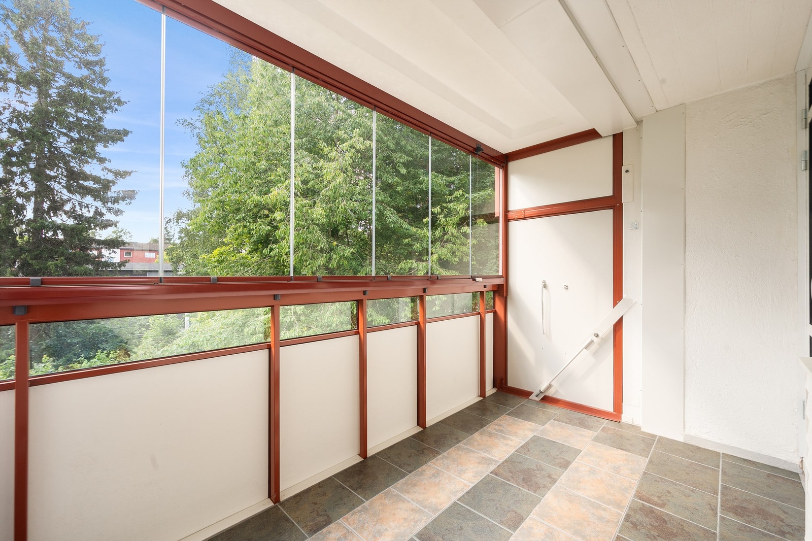 Sydvendt, innglasset balkong med ingen gjenboere. Galleribilde