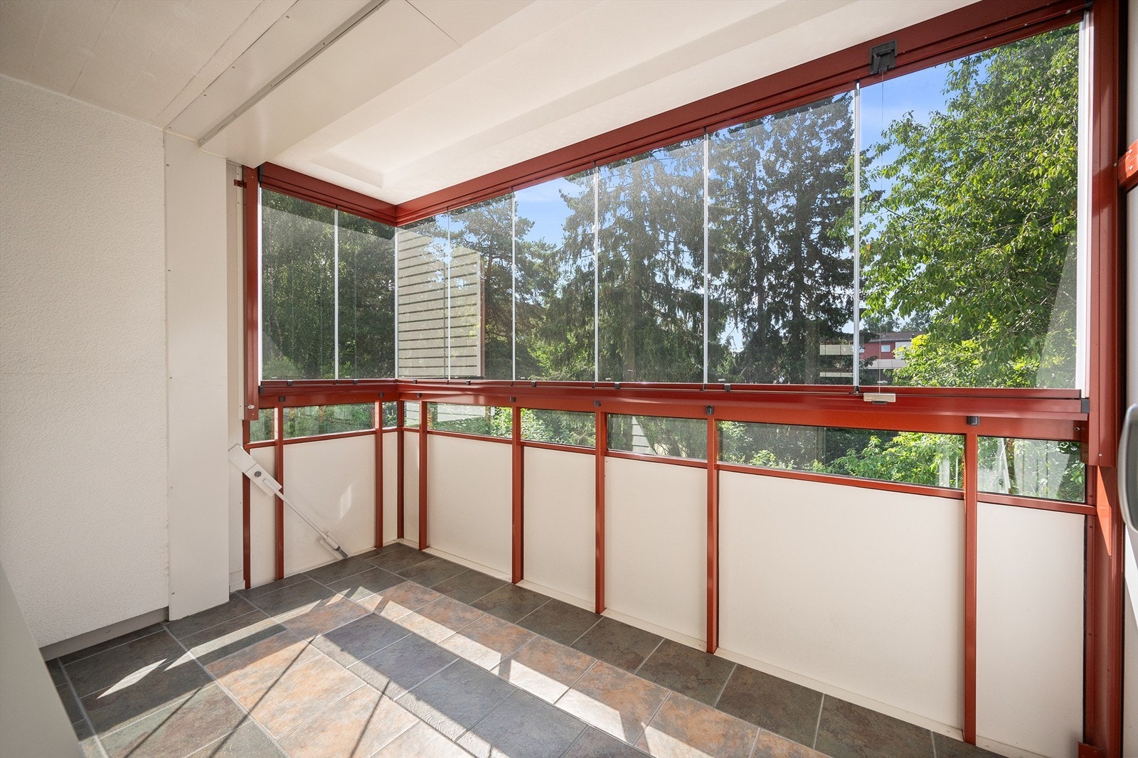 Fra stuen kommer du ut til boligens sydvendte balkong på ca. 8 kvm. Galleribilde