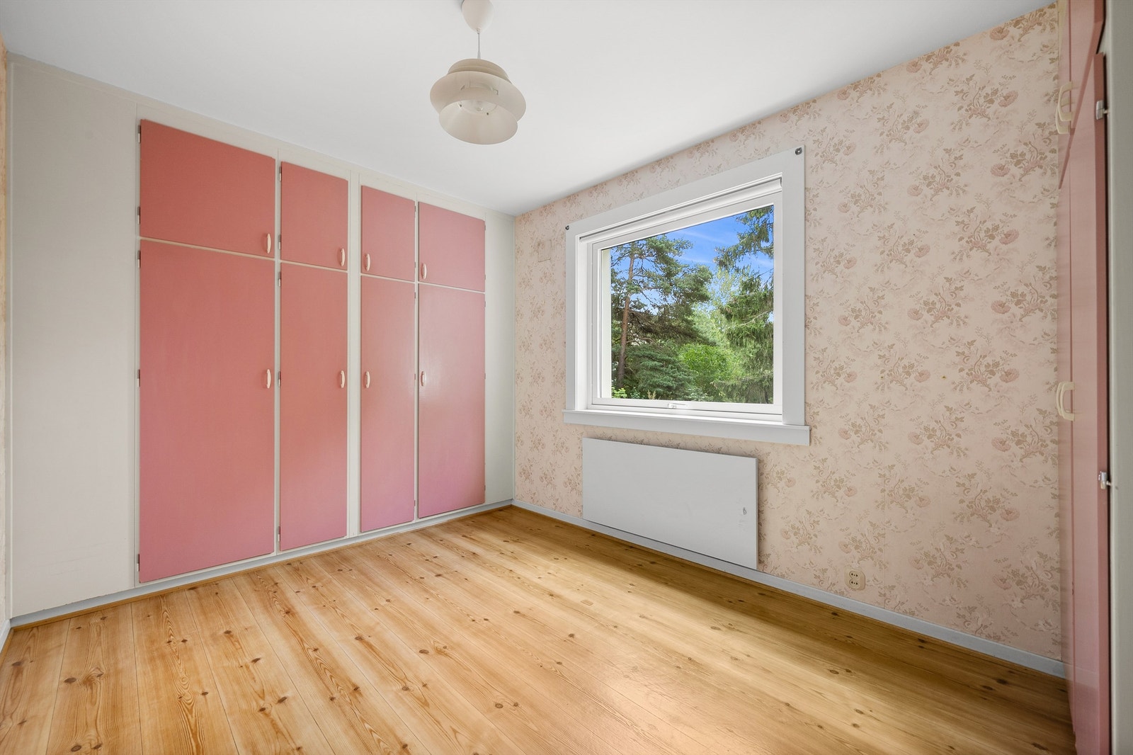 Hovedsoverommet er av god størrelse og kan enkelt innredes med både dobbeltseng og tilhørende nattbord. Galleribilde