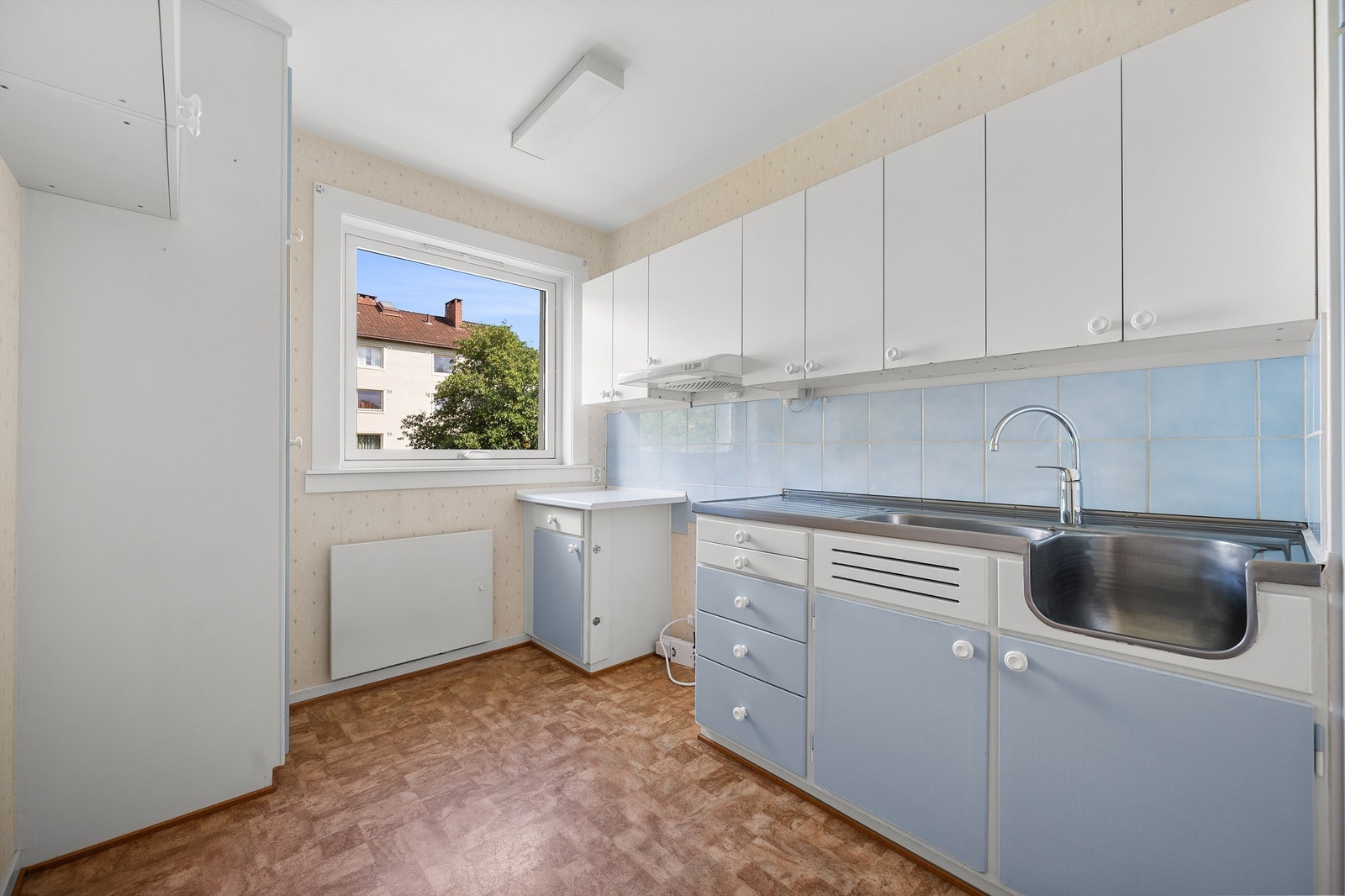 Kjøkkeninnredning med glatte fronter. Stålbeslag med nedfelt vask- og skyllekum. Galleribilde