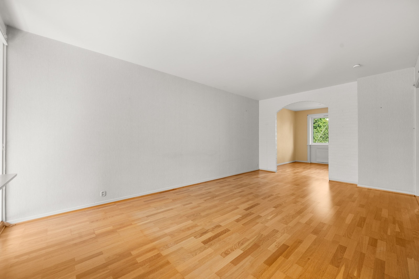 I enden av stuen er det også en naturlig og fin plass til å innrede med et stort spisebord. Galleribilde