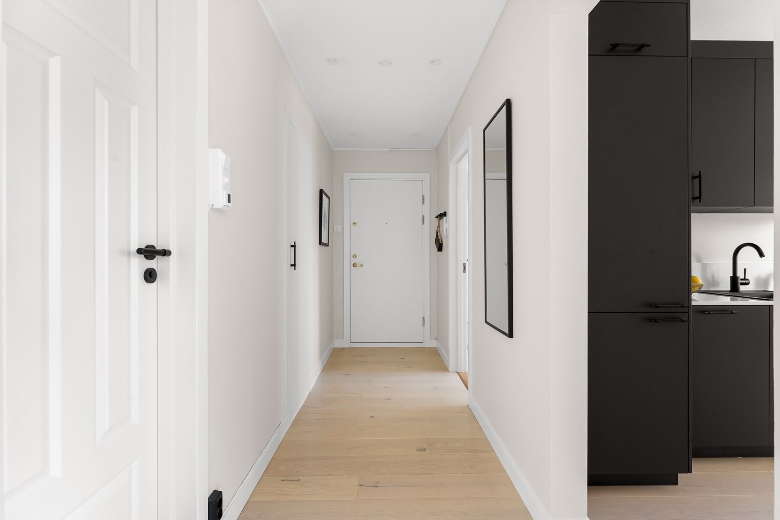 Romslig entré med gode oppbevaringsmuligheter. Galleribilde