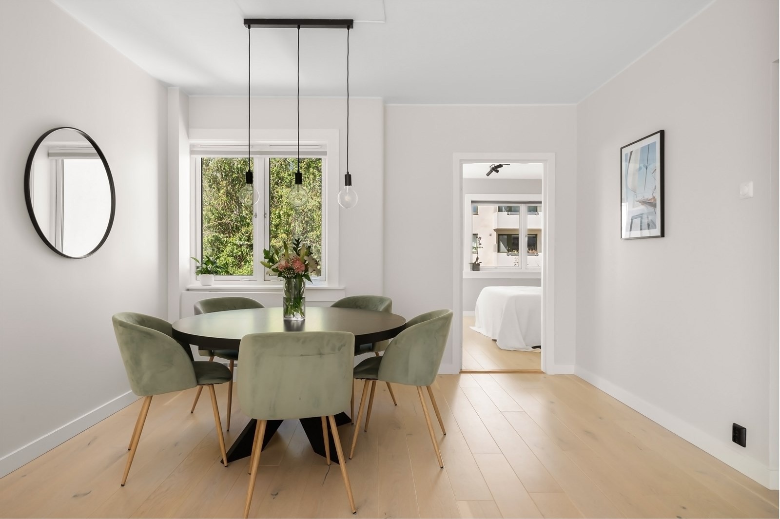 God plass til spisebord, selv for større selskap. Galleribilde