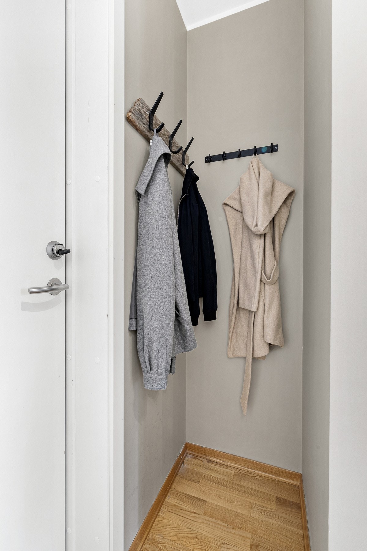 Innbydende entré med plass til å henge fra seg sko og ytterjakker Galleribilde