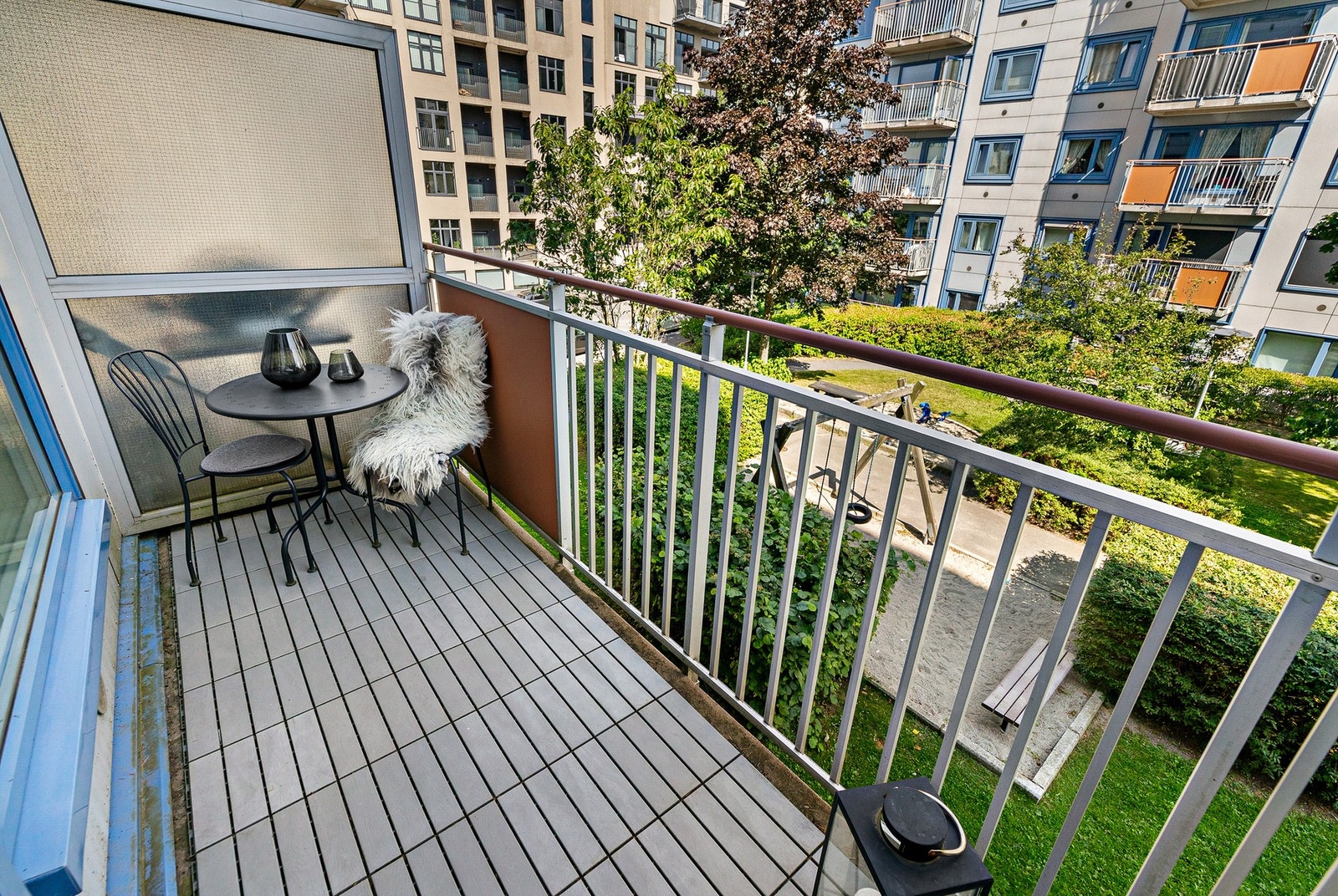 Den Nord-Øst vendte balkongen inviterer til avslapning og hyggelige stunder for å nyte. Galleribilde