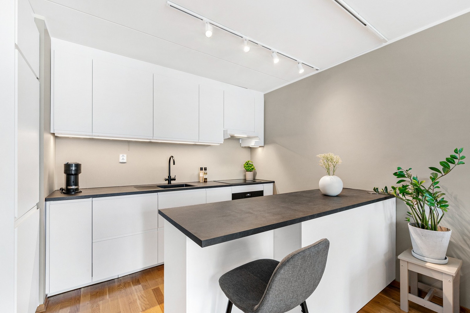 Nytt og moderne IKEA kjøkken fra 2024. Galleribilde