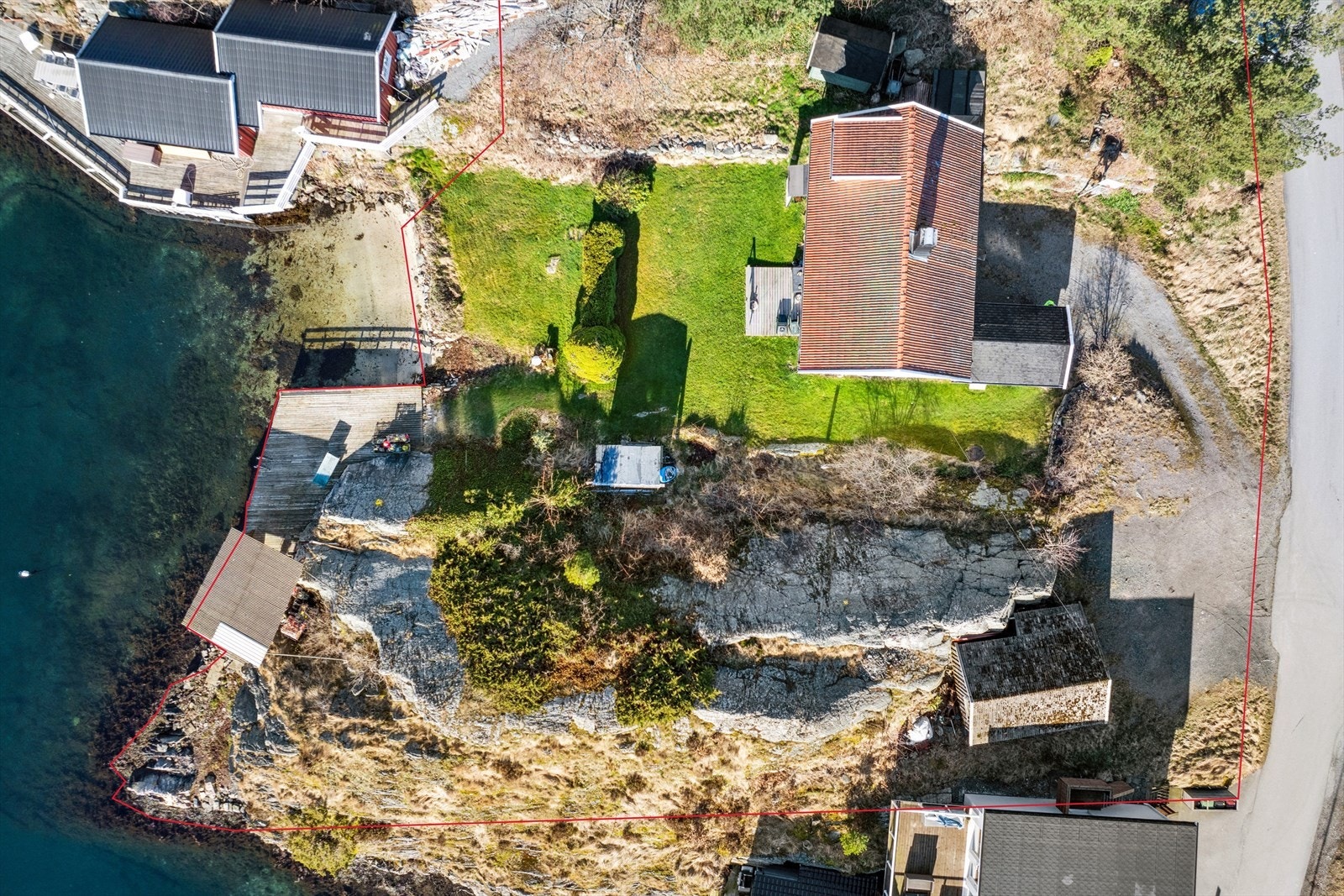 Velkommen til Kystveien 52 | Presenteres v/Eiendomsmegler Kjell-Arne Arnesen. | Den røde linjen på bildet er kun ment som illustrasjon, og kan avvike noe fra reell tomtegrense. Galleribilde