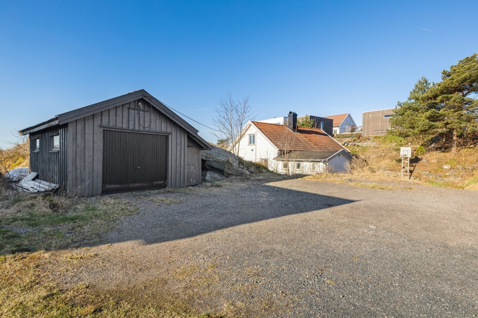 Garasje, samt gode parkeringsmuligheter på egen tomt. Galleribilde