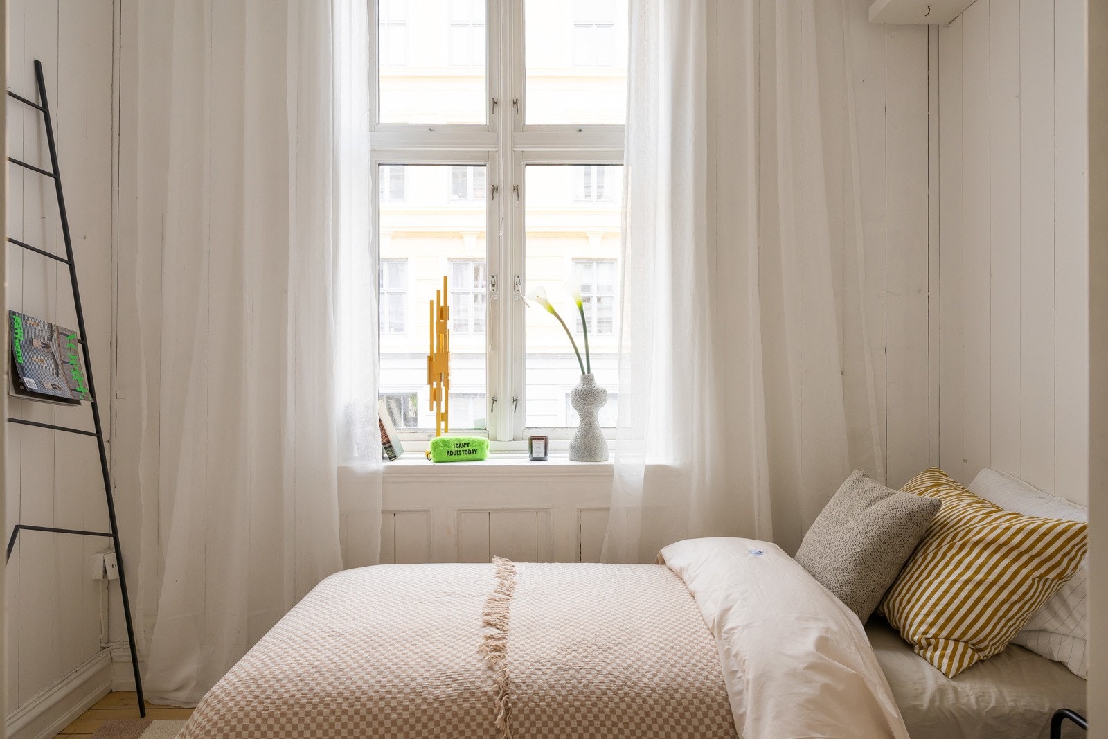 Soverom to passer godt som hjemmekontor eller gjesterom. Galleribilde