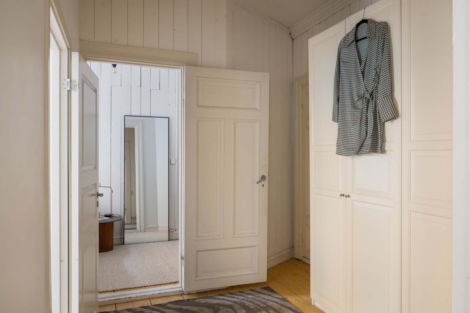 Mellomgang tiknyttet soverommene med garderobeskap som medfølger. Galleribilde