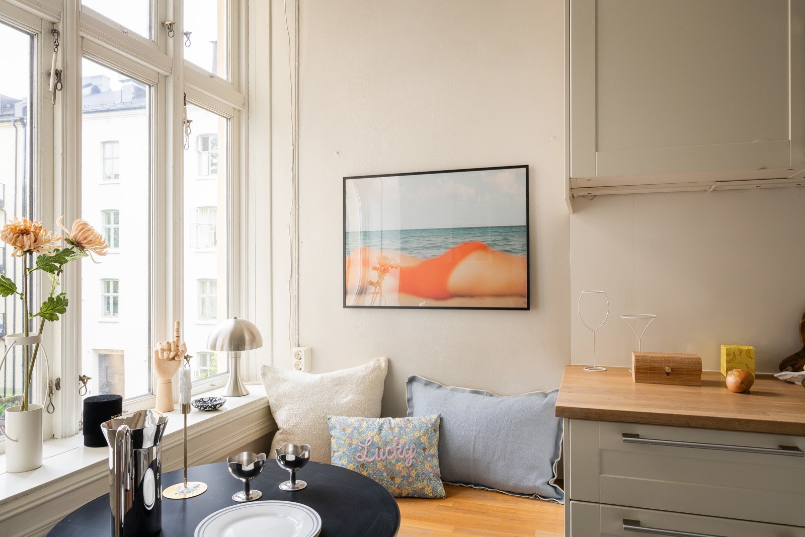 Plassbygget sittebenk ved vindu vendt mot bakgård. Galleribilde