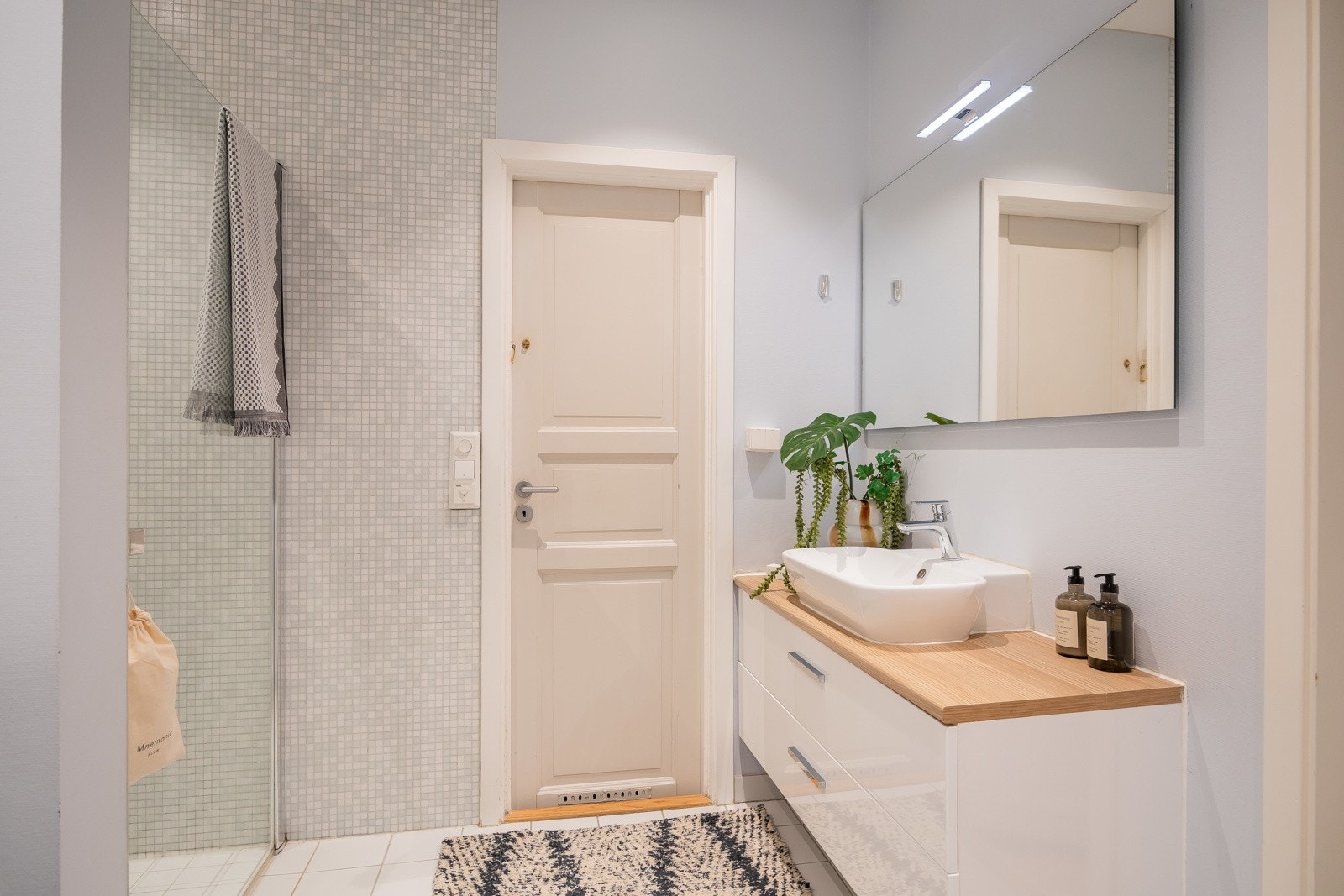 Varme i gulv, spotter i himling, dusjnisje med regnfallsdusj samt vaskemaskin og tørketrommel som medfølger. Galleribilde