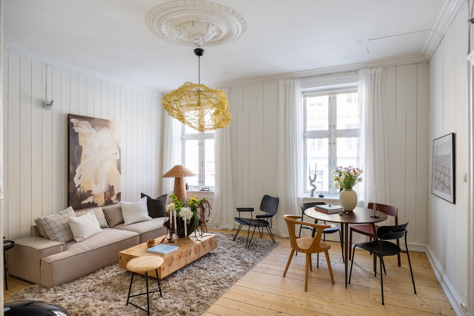 Stuen er lys og romslig med klassiske vindu. Galleribilde