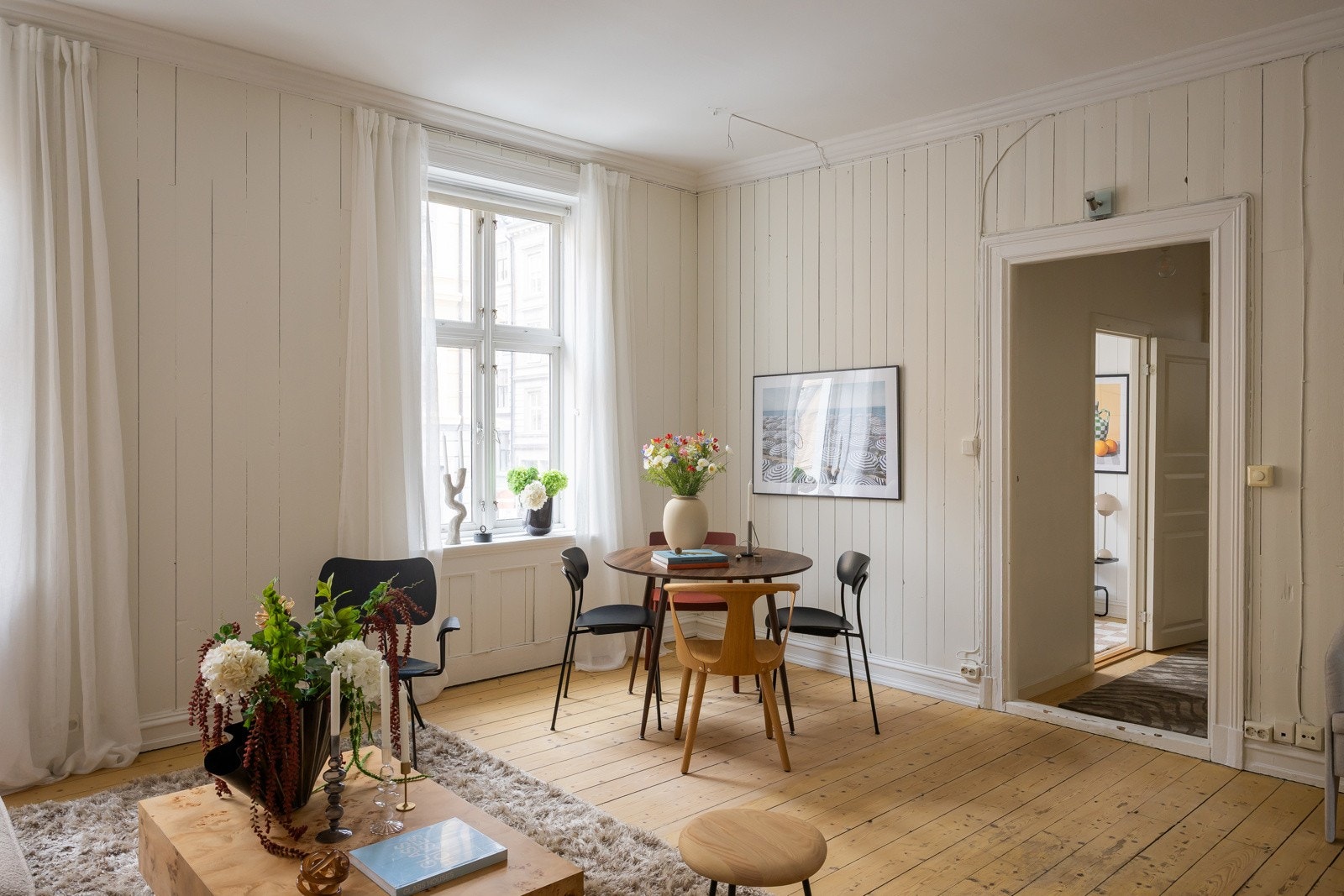 Fantastisk takhøyde med stukkatur og rosett. Galleribilde