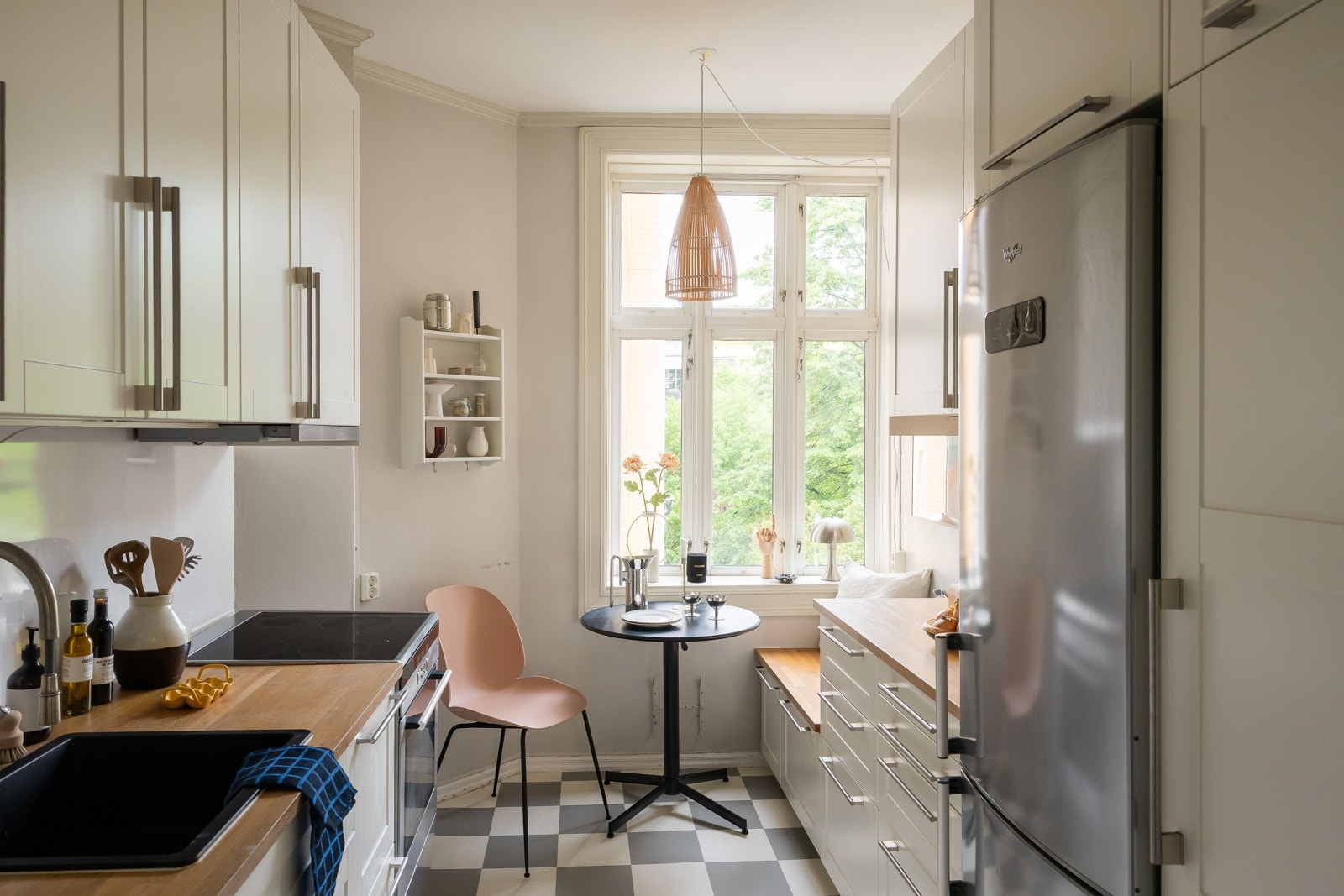 Separat kjøkken med hvite, glatte fronter og benkeplate i heltre. Galleribilde