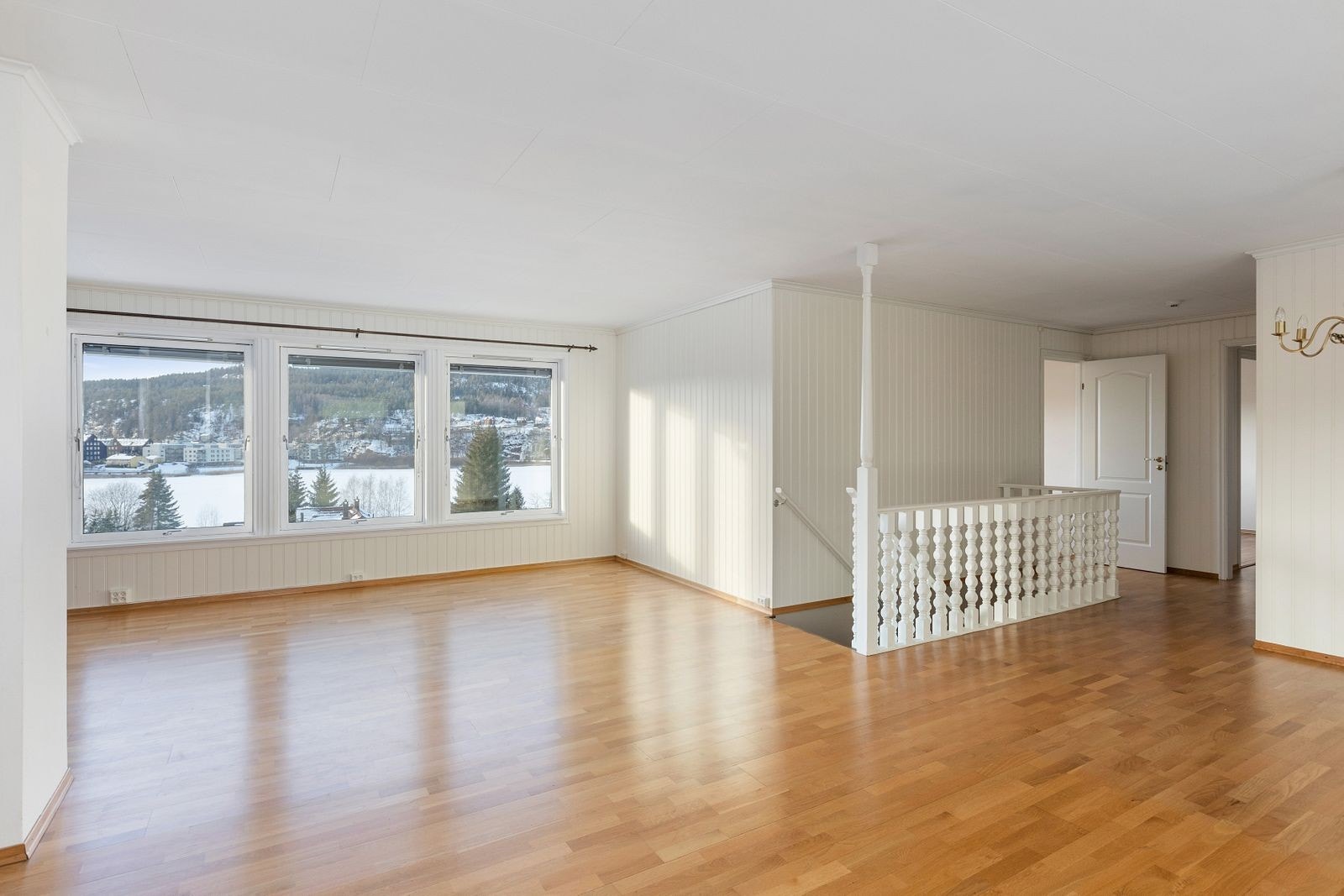 Stue med flott utsikt mot Gjellumvannet Galleribilde