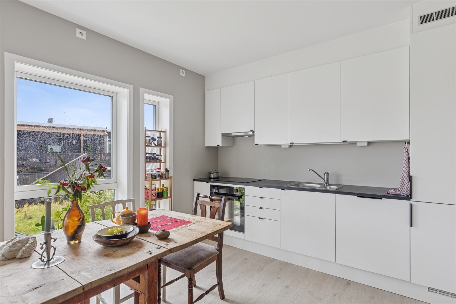 Kjøkkenet har innredning med slette fronter og tidsriktige hvitevarer. Galleribilde