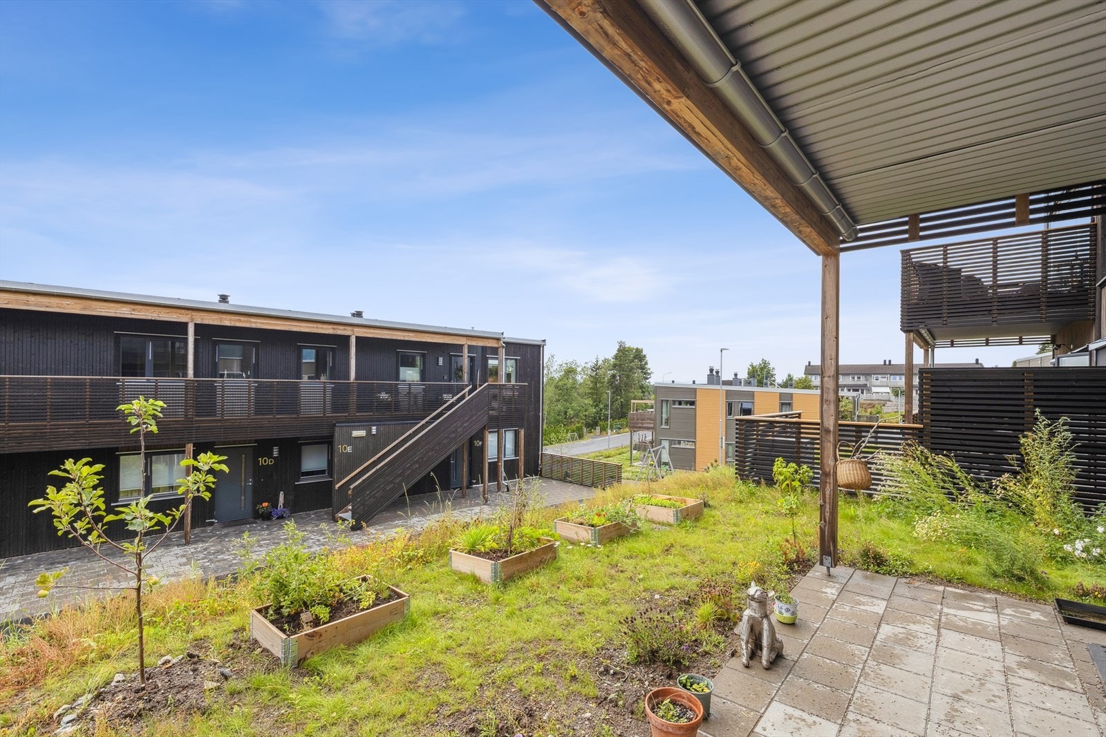 I fremkant av terrassen er det disponert et hageareal med bla. epletre, solbærbusk og rabarbraplanter. Galleribilde