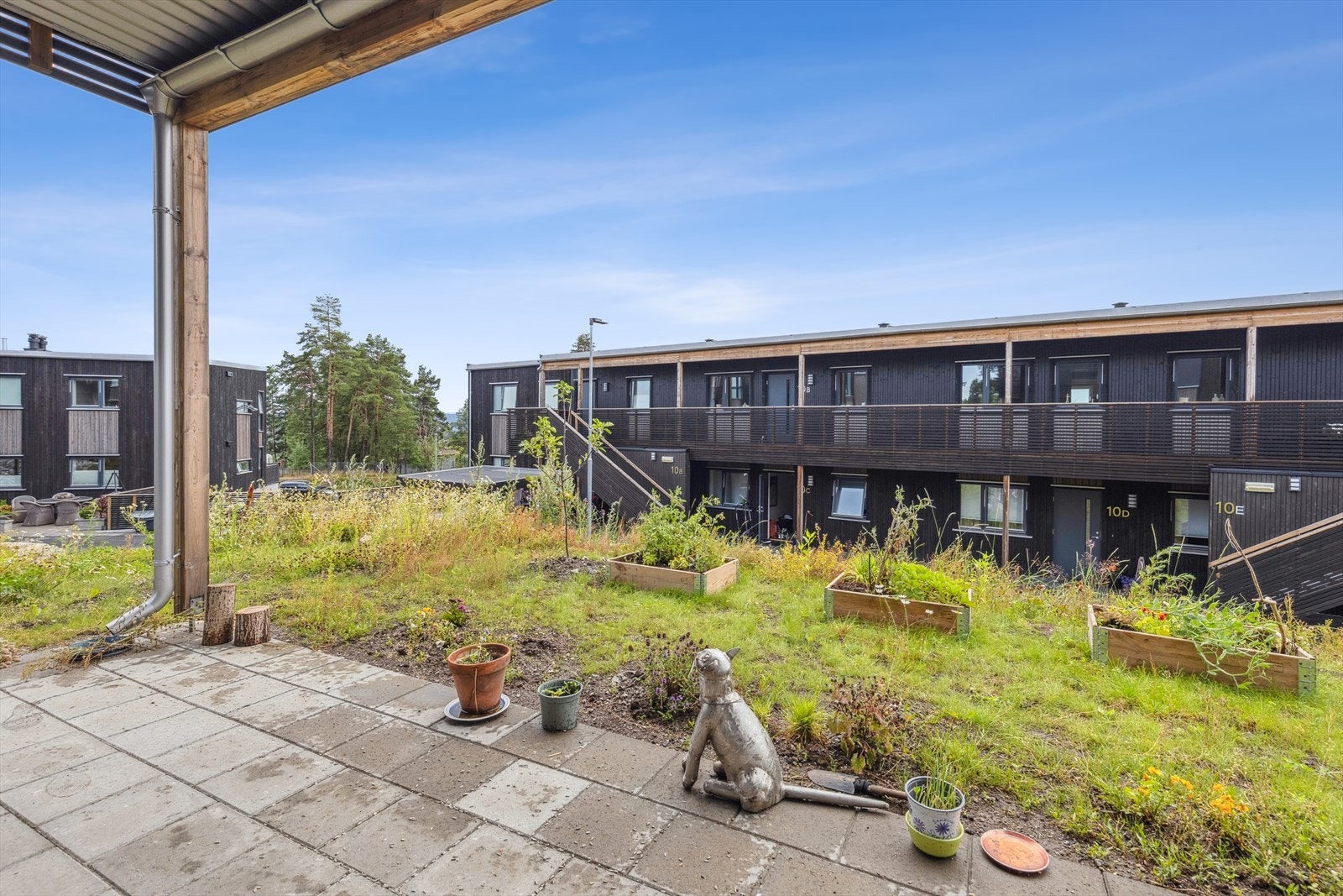 Fra stuen kommer du ut på vestvendt terrasse av betongheller som gjør vedlikeholdet enkelt. Galleribilde