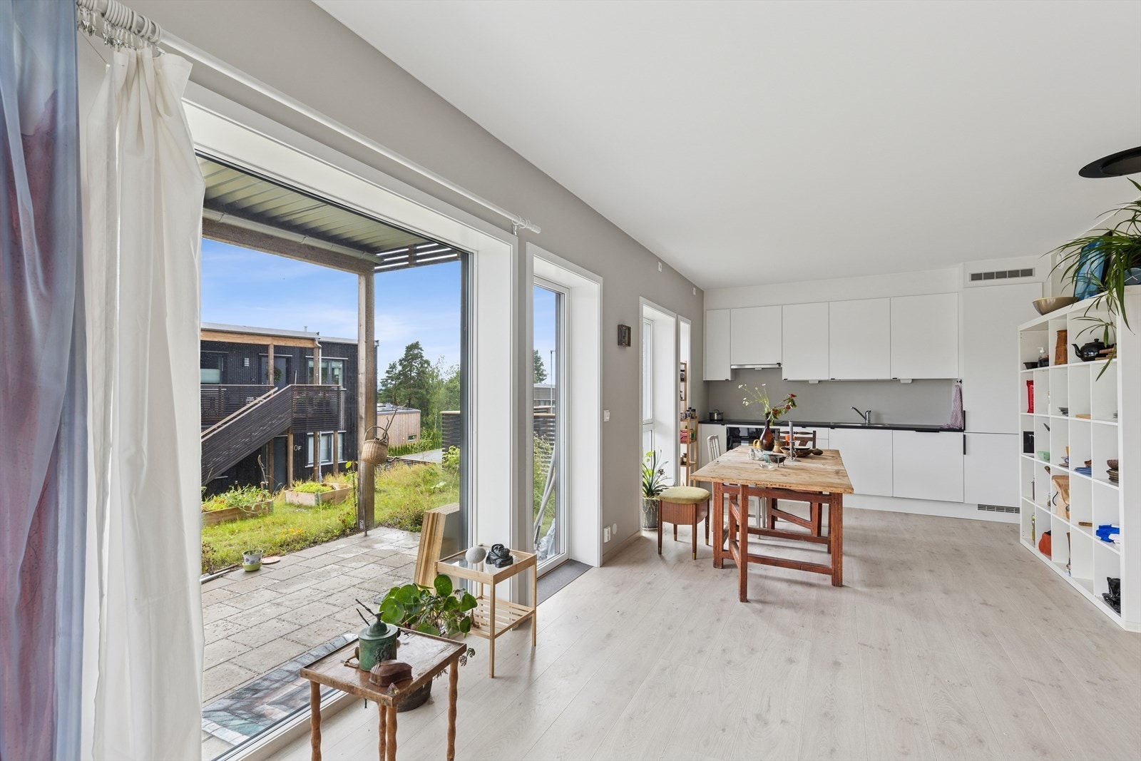 Store vindusflater gir rikelig med dagslys. Galleribilde