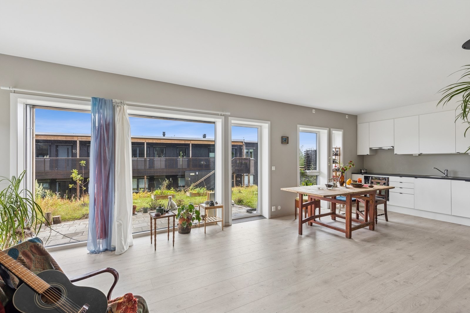 Leiligheten holder en gjennomgående standard med lyse og luftige oppholdsrom. Galleribilde