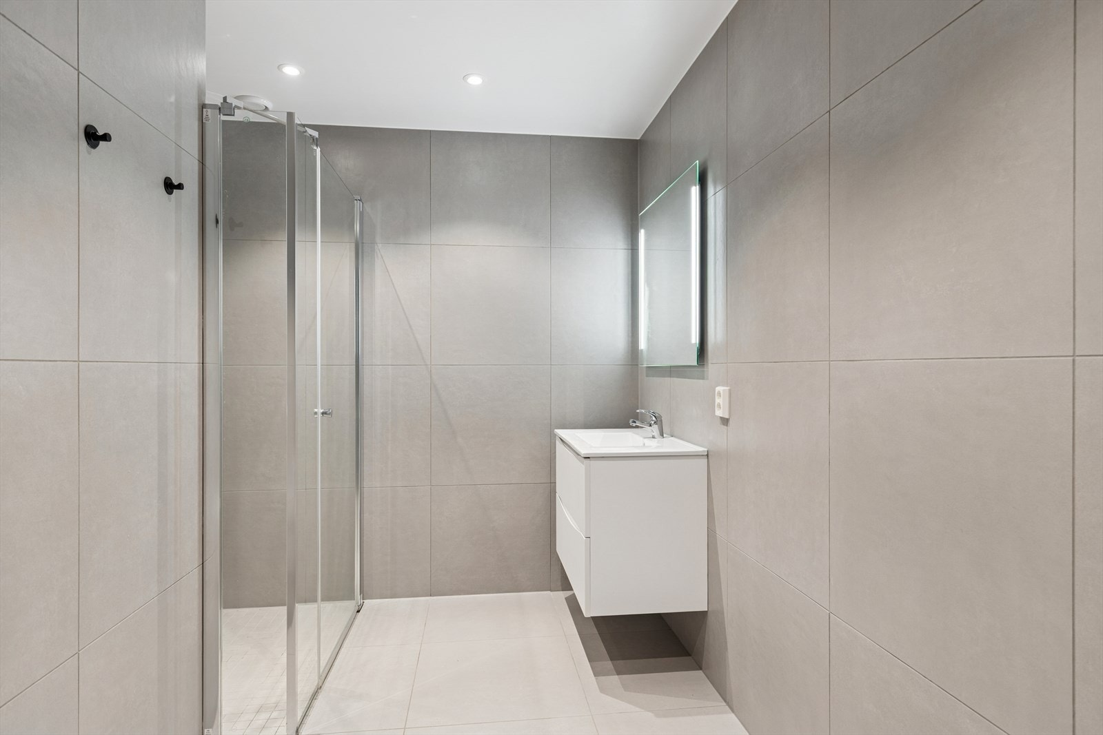 Moderne baderom med flislagte overflater med varme i gulv. Galleribilde