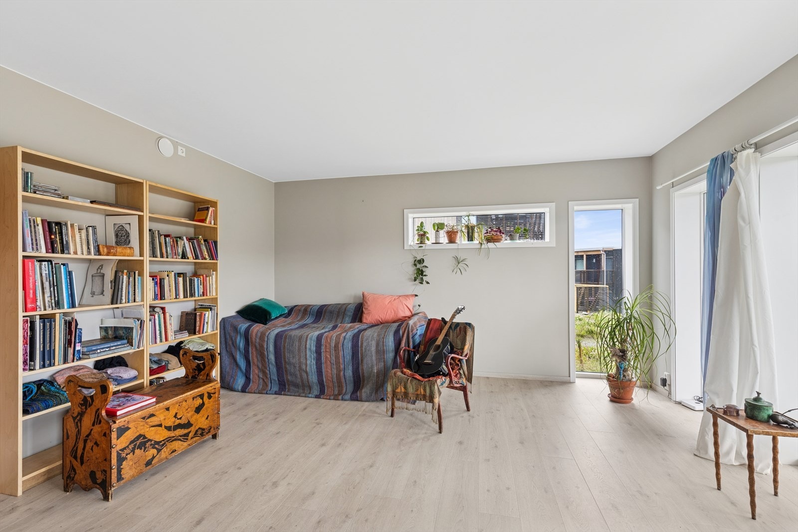 Stuen har god plass til både salong og spisestuemøblent. Galleribilde