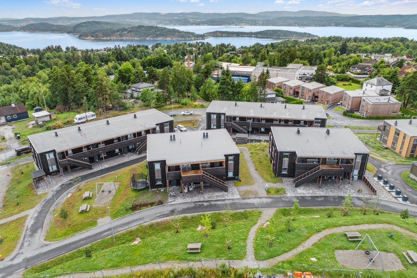 Her vil du bo med nærhet til bla. barnehager, skoler, matbutikker, gode tur- og rekreasjonsområder, en rekke servicetilbud som bla. Tangen senter mm. Galleribilde