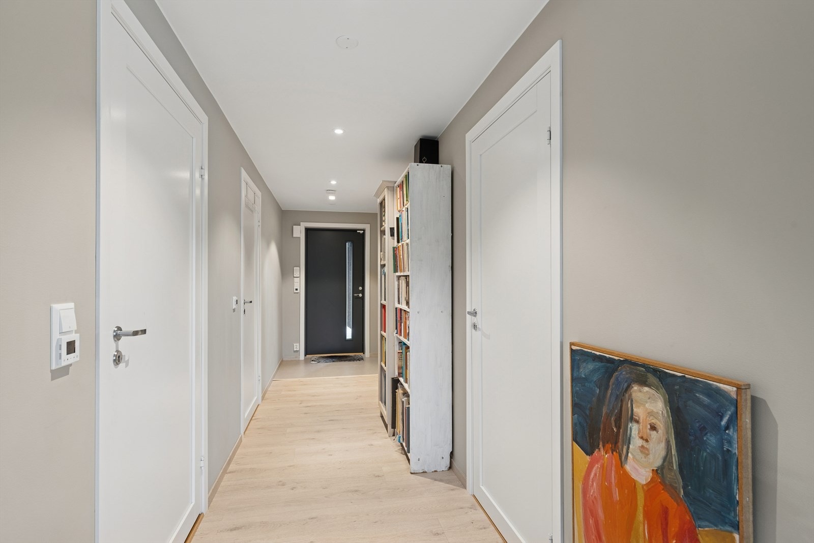 Fra gangen har du også adkomst til eget vaskerom med flislagte overflater og gulvvarme. Galleribilde