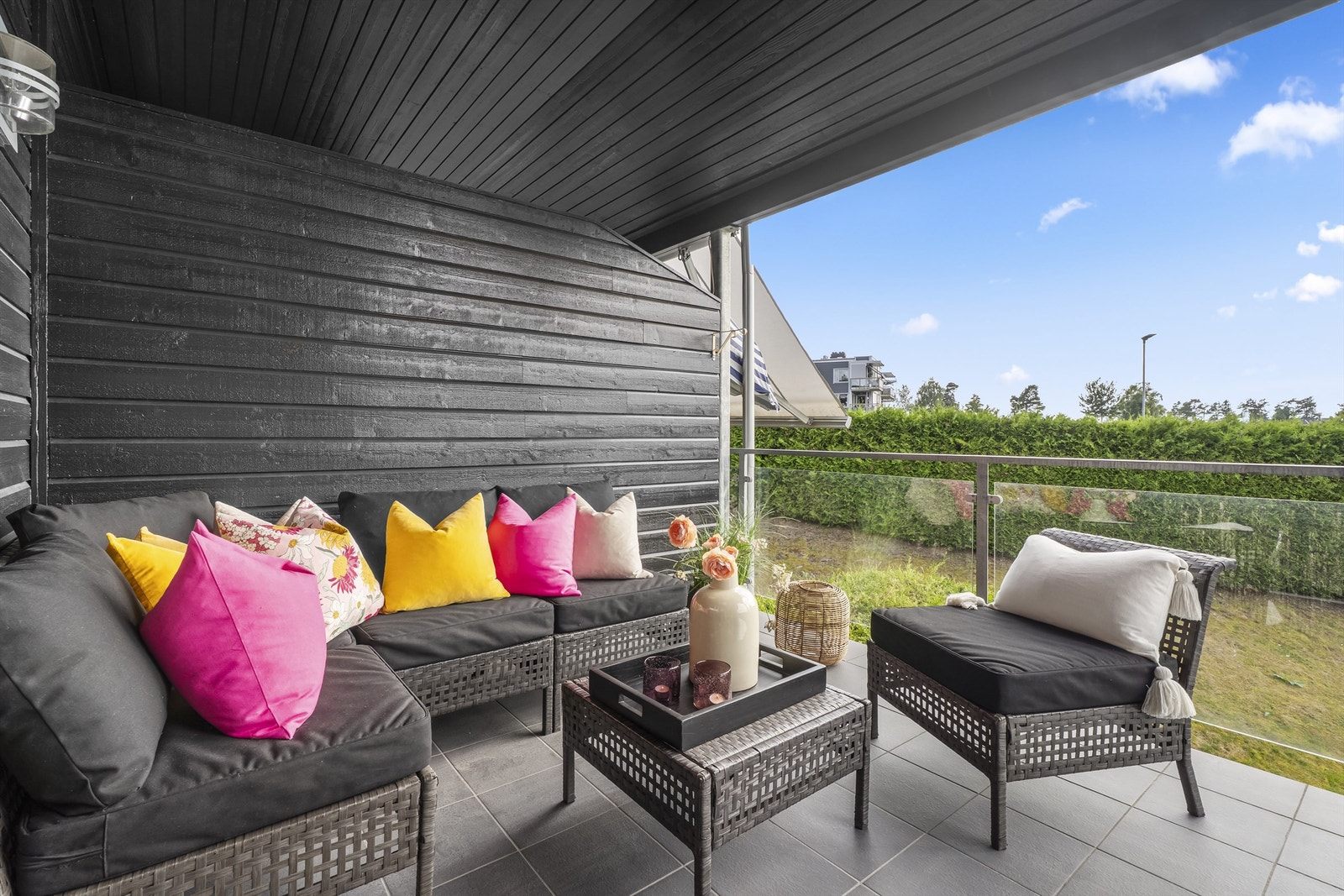 Balkongen ligger skjermet til med lite innsyn og god plass til romslig sittegruppe, grill, m.m. Galleribilde