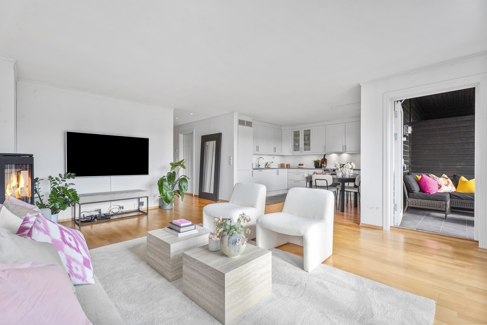 Fra stuen er det utgang til sydvestvendt, overbygget balkong på ca. 10m² Galleribilde