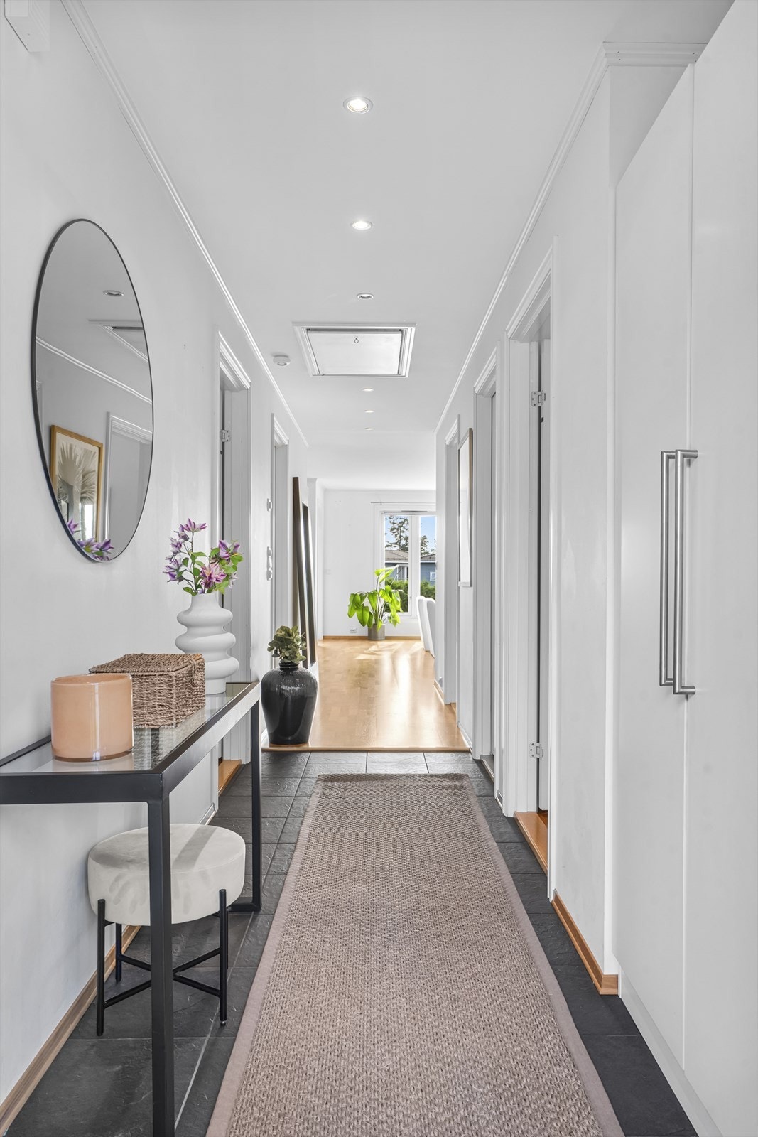 Entré/gang - Med garderobe og downlights i himling. Adkomst til stort loft via luke - Kaldtloftet med ekstra god lagringsplass og gulvareal på ca. 25 m² Galleribilde