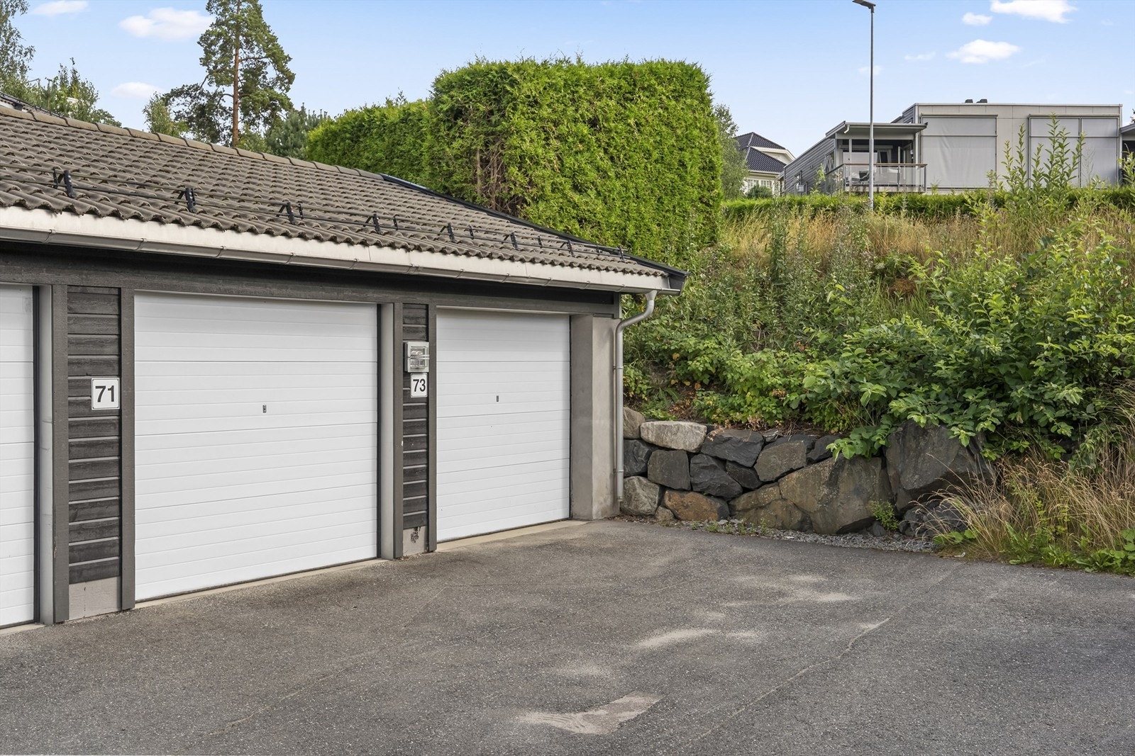 Hver boenhet disponerer en garasjeplass (nr. 73 for denne enheten) og en biloppstillingsplass på p-plassen. Resterende plasser er til bruk for sameiets gjester. Galleribilde