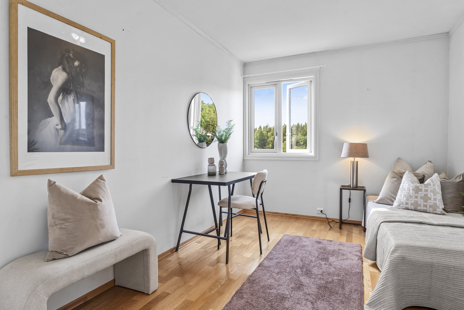 Soverom lll - Garderobe, plass til seng og pult Galleribilde