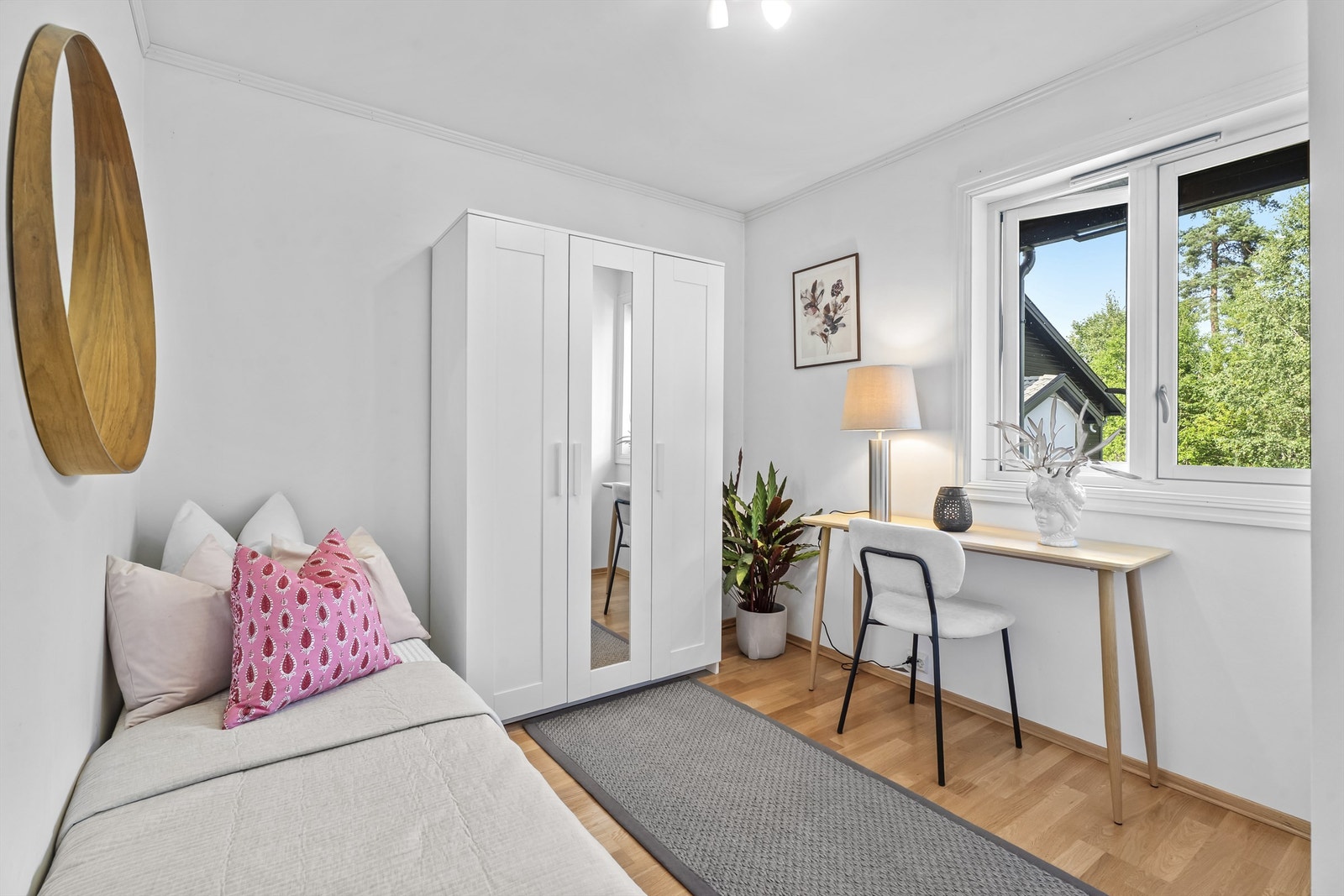 God plass til seng, garderobe og pult Galleribilde
