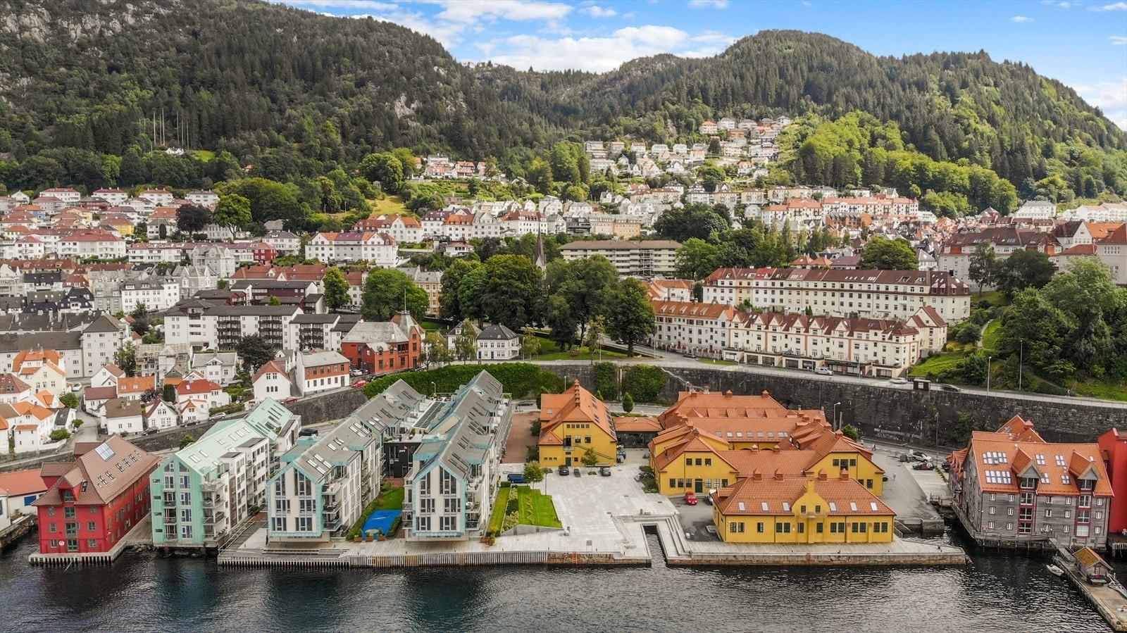Bademuligheter fra bryggekanten feks ved PwC, eller lenger inne i Nyhavn, Elsero og Sandviken sjøbad. Galleribilde
