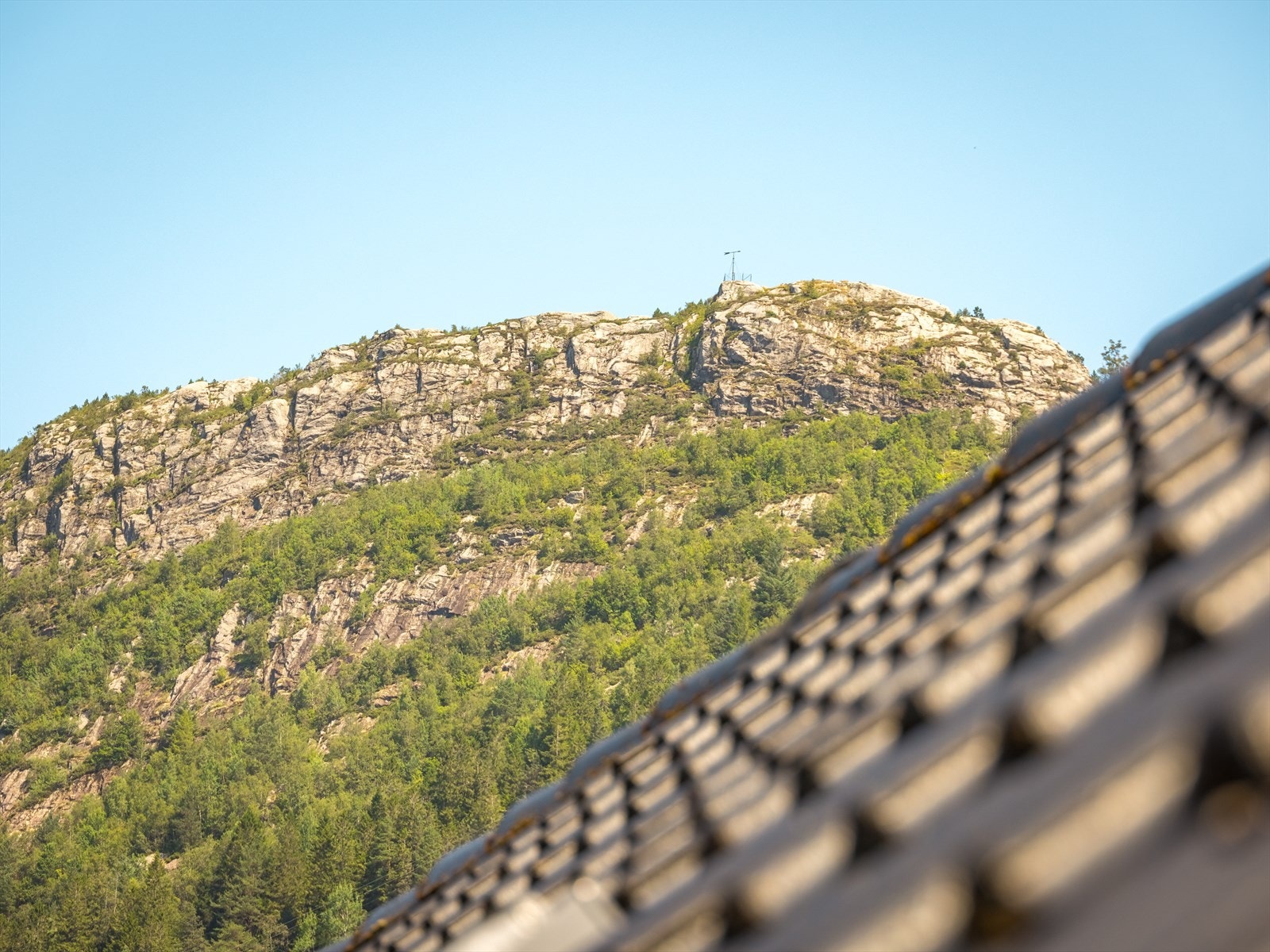Nærheten til Fjellveien gir muligheter for hyggelige spaserturer - og kalles gjerne "4632 meter med romantikk". De spreke løper gjerne opp Stoltzekleiven eller Sandviksfjellet. Galleribilde