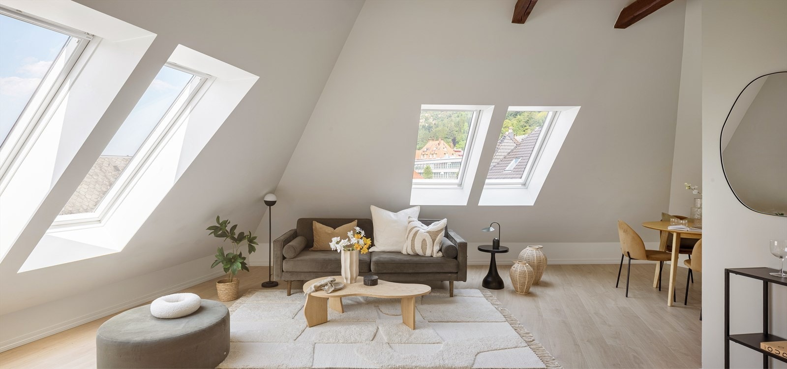 Nyere laminatgulv, hvitmalte overflater og en takhøyde på 3,28m "åpner" opp rommet og gir leiligheten er stilrent uttrykk. Galleribilde