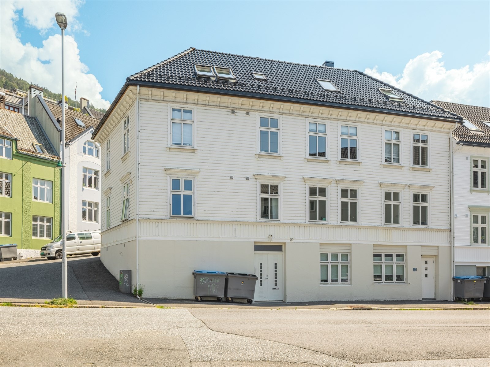 Flott selveierleilighet i hjertet av Sandviken, Bergen. Den sjarmerende Sandviksidyllen preger nabolaget, med grønne parker, turstier og fjelltopper som gir flotte utsikter over byen. Galleribilde